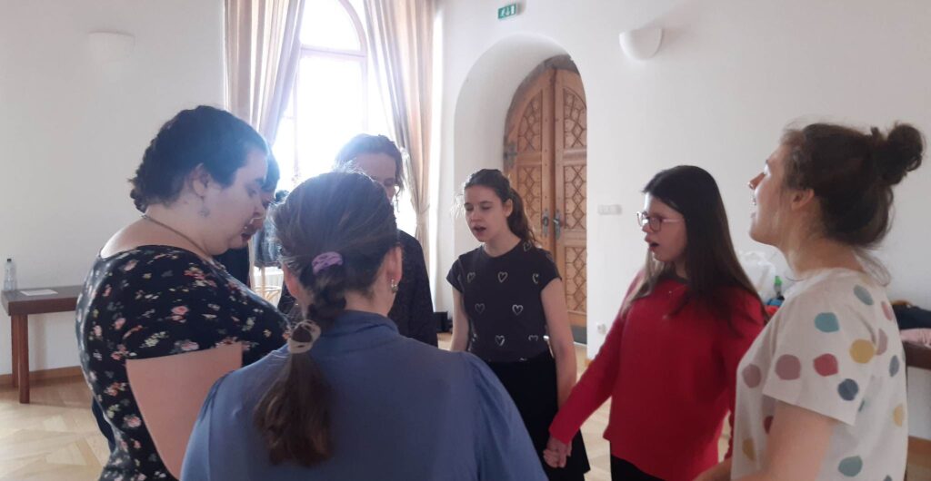 Stojíme v kruhu a zpíváme